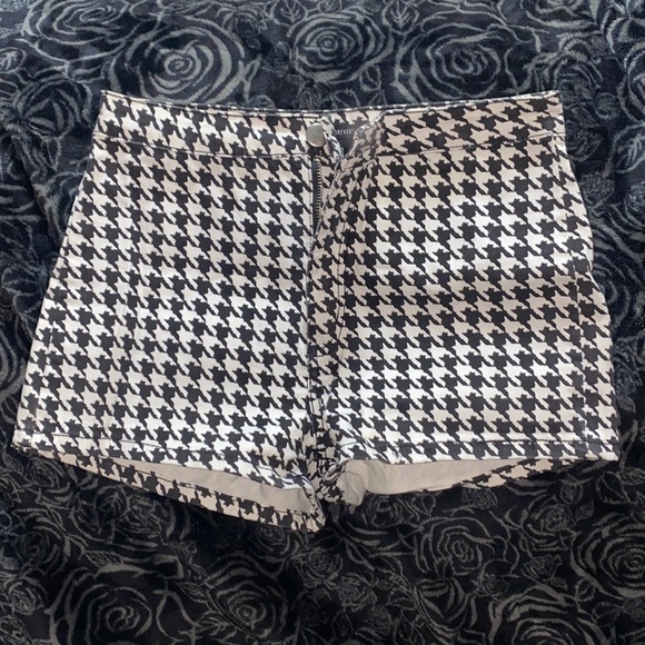 Black and white high rise shorts - Picture 1 of 3